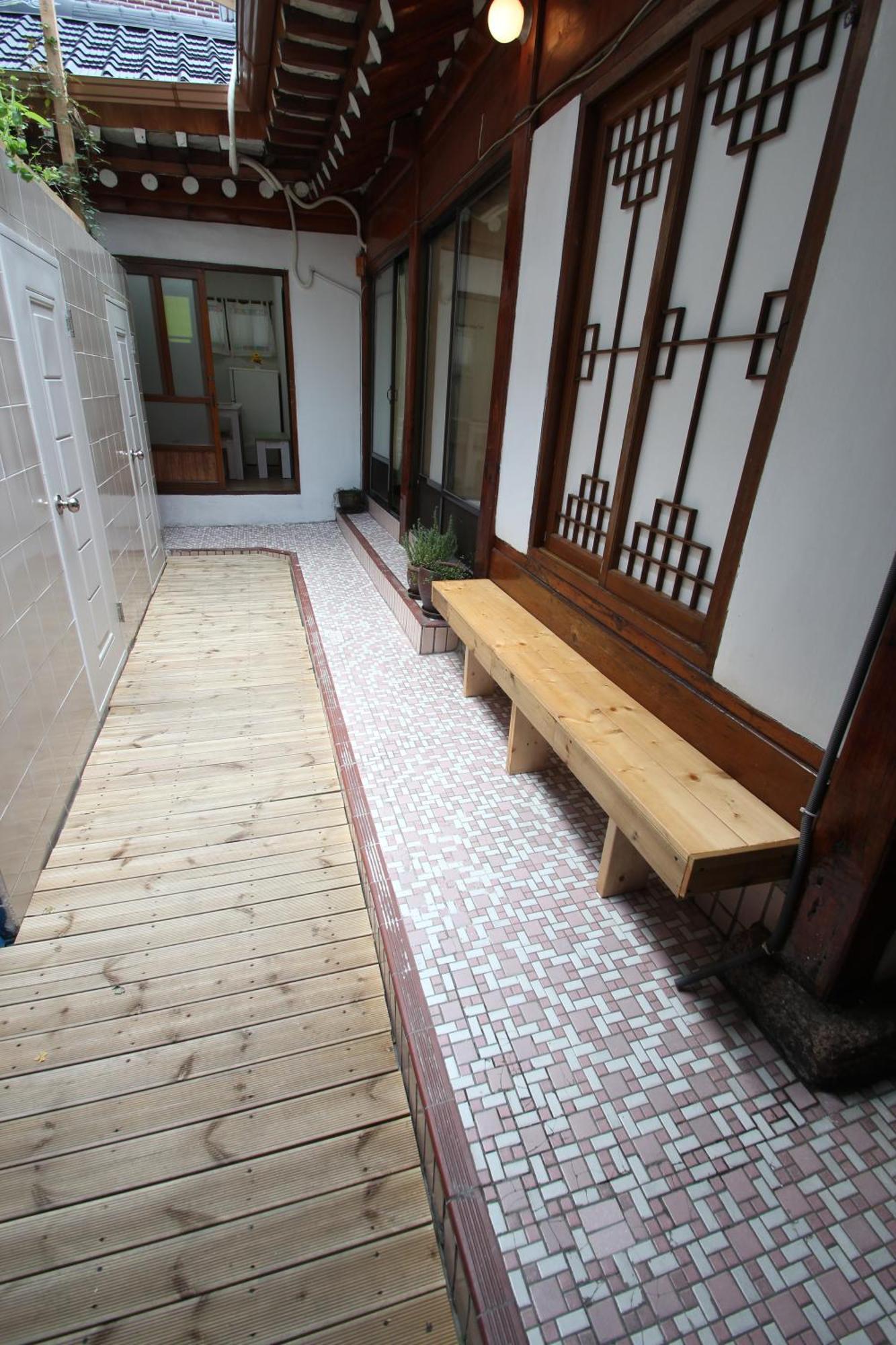 Icos Guesthouse 1 - Female Only Сеул Экстерьер фото